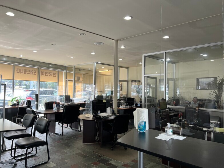 More Photos Of 195 Northern Blvd, Great Neck Auto Dealership For Lease
