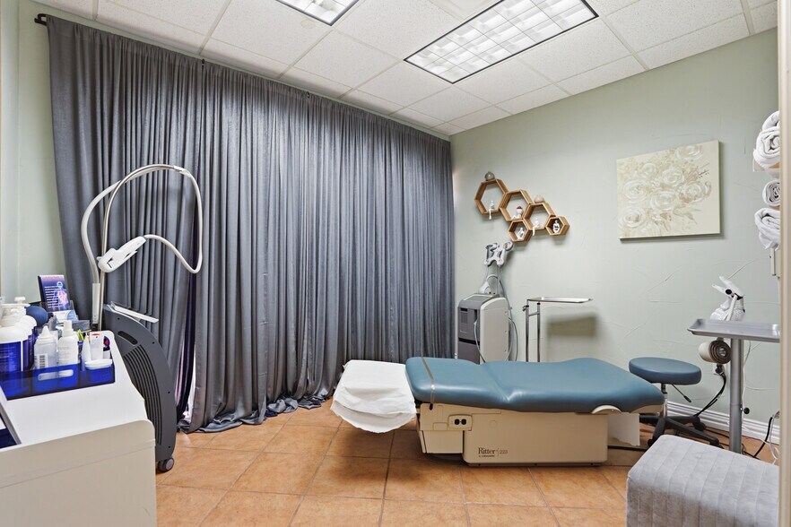 More Photos Of 8845 Davis Blvd, Keller Medical For Sale