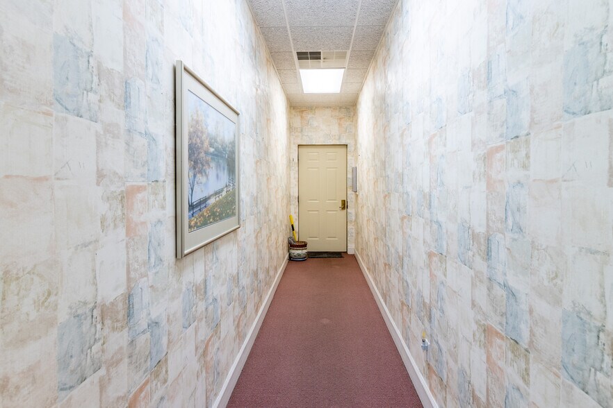 More Photos Of 1421 Ross Dr, Dalton Office For Sale