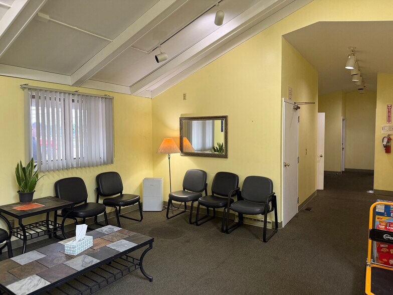 More Photos Of 1059 N Market St, Troy Medical For Sale