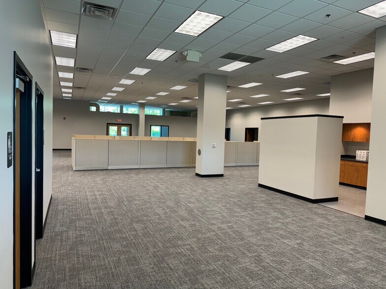 More Photos Of 13100 W Lisbon Rd, Brookfield Showroom For Lease