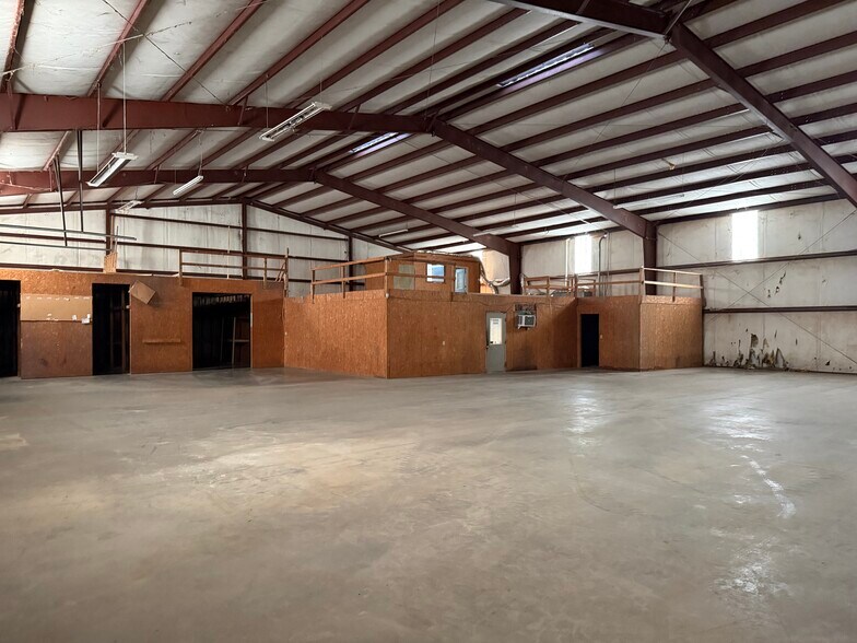 More Photos Of 3710 Indian Hills NE Rd, Hartselle Industrial For Lease