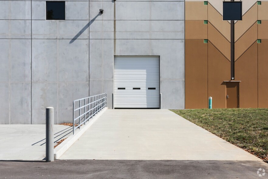 More Photos Of 12415 Old Lagrange Rd, Louisville Warehouse For Lease