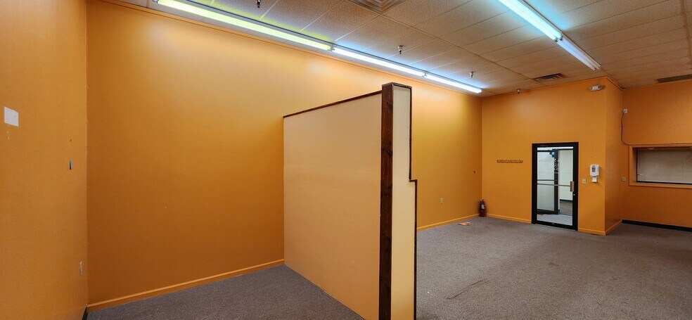 More Photos Of 568 E Main St, Independence Storefront For Lease