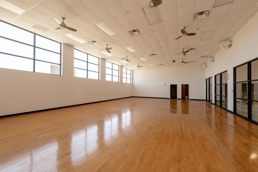 More Photos Of 1551 Corporate Dr, Irving Flex For Lease