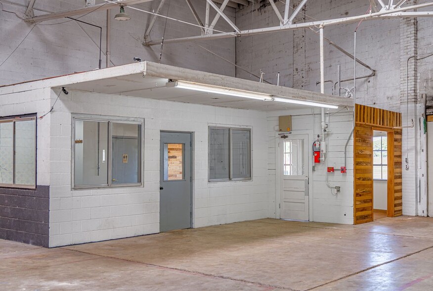 More Photos Of 1214 College St, Clarksville Warehouse For Lease