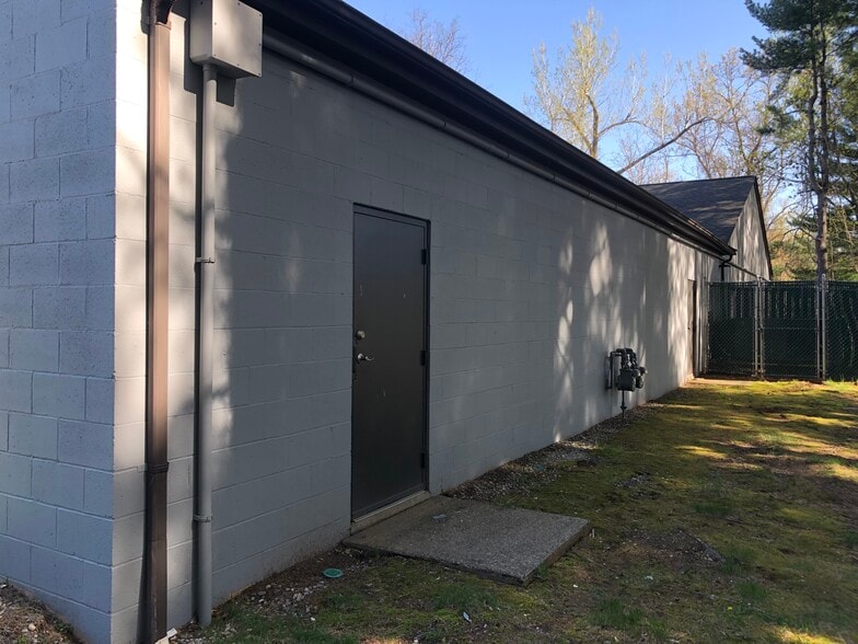 More Photos Of 400 Chapel Rd, South Windsor Light Manufacturing For Sale