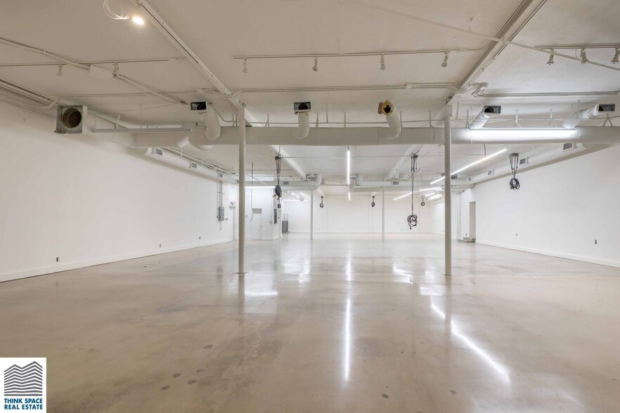 More Photos Of 913-915 N Highland Ave, Los Angeles Showroom For Sale