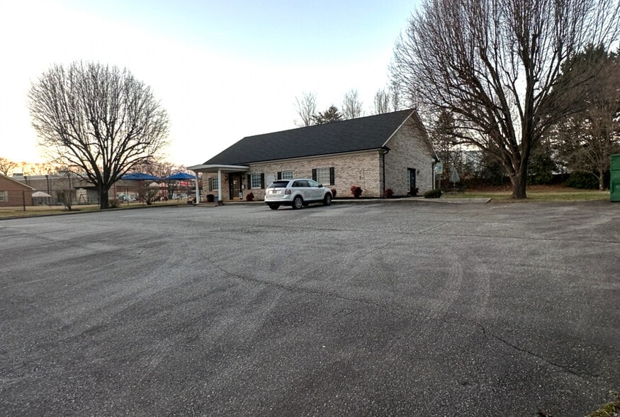 More Photos Of 1011 Masten Dr, Kernersville Office For Sale