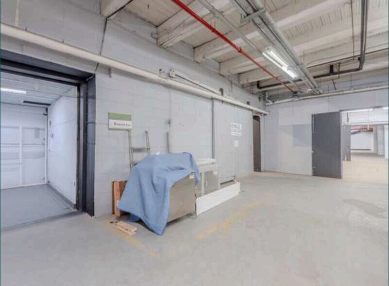 More Photos Of 6674 Av De L'esplanade, Montréal Industrial For Lease