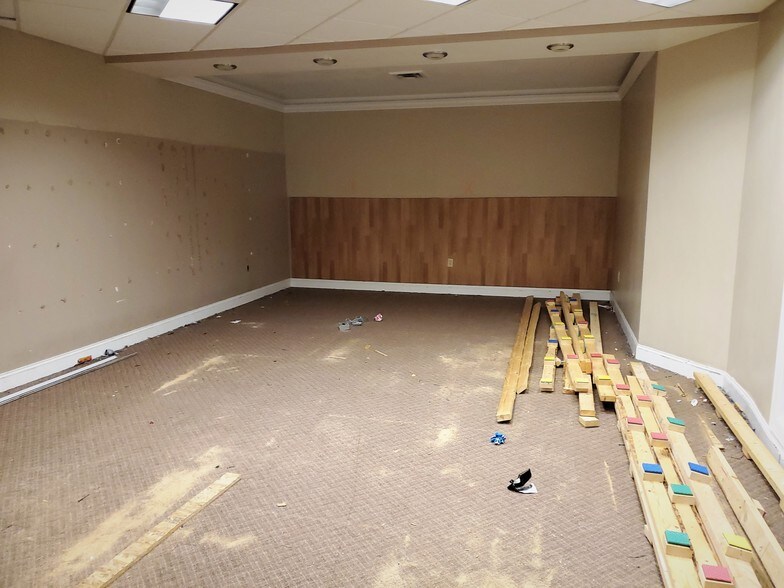 More Photos Of 2425 Hyde Park Blvd, Niagara Falls Freestanding For Lease