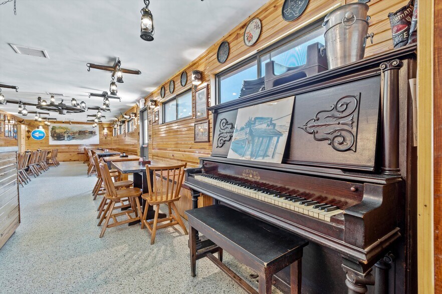 More Photos Of 110 W Bailey St, Ponder Restaurant For Sale