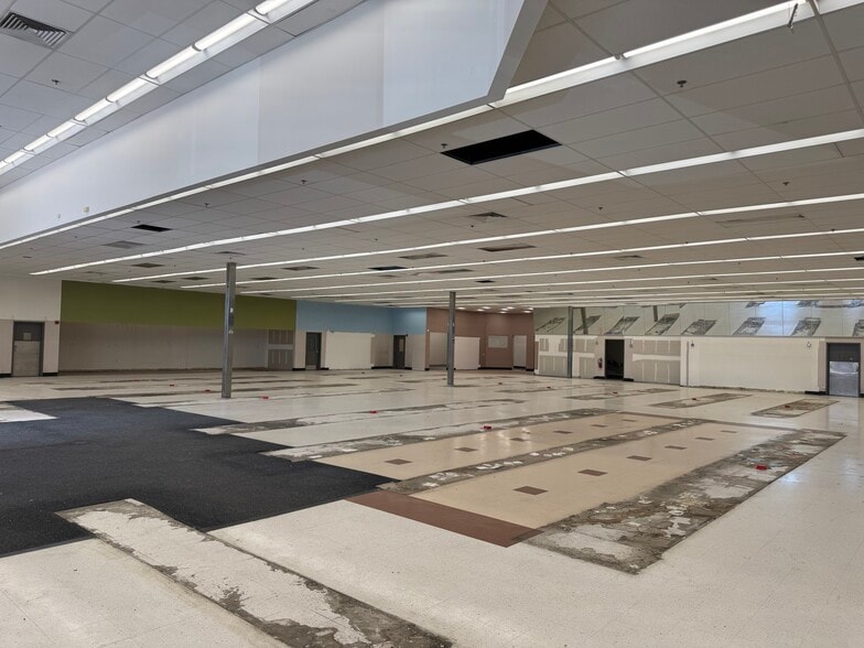 More Photos Of 5201 Central Ave NE, Albuquerque Drugstore For Lease