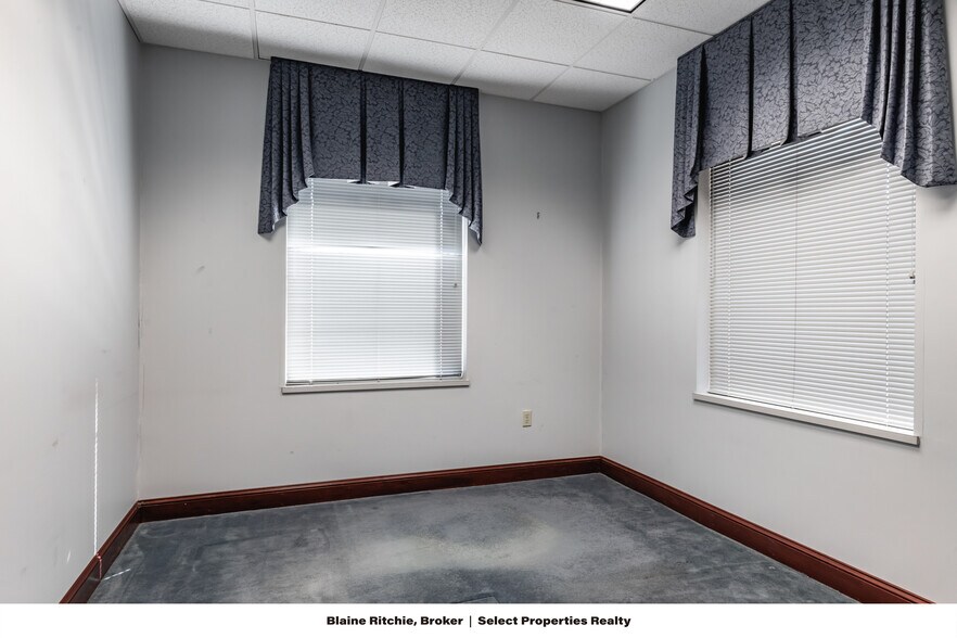 More Photos Of 1397 Elizabeth Pike, Mineral Wells Bank For Lease