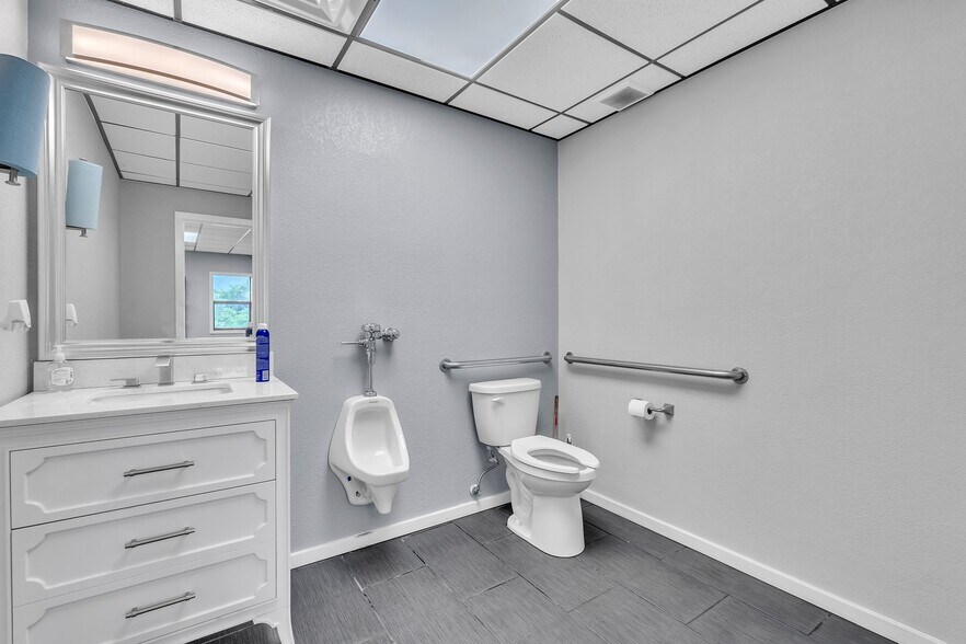 More Photos Of 845 W Moreno Ave, Colorado Springs Warehouse For Sale