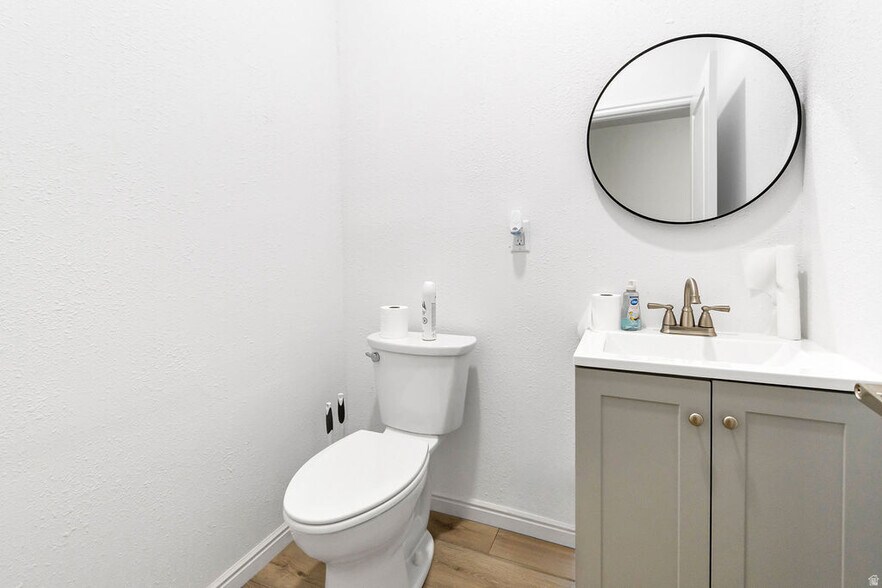 More Photos Of 46 S Center St, Elsinore Industrial For Sale