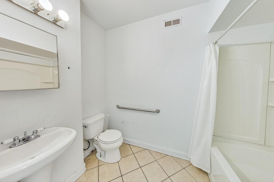 More Photos Of 2650 N Halsted St, Chicago Storefront Retail Residential For Lease