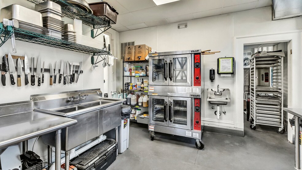 More Photos Of 119 E 37th St, Savannah Restaurant For Sale