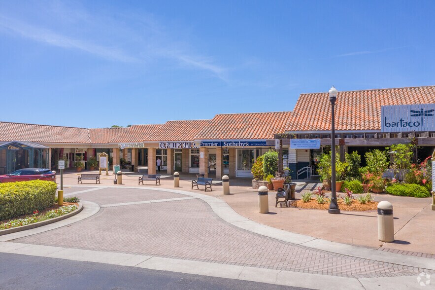 More Photos Of 7506-7524 Dr Phillips Blvd, Orlando Unknown For Lease