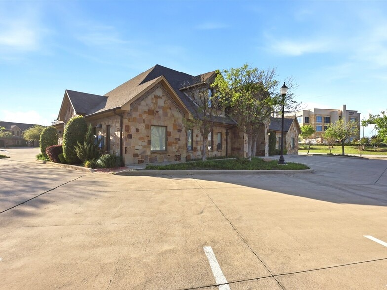 More Photos Of 101 Countryside Ct, Southlake Medical For Sale