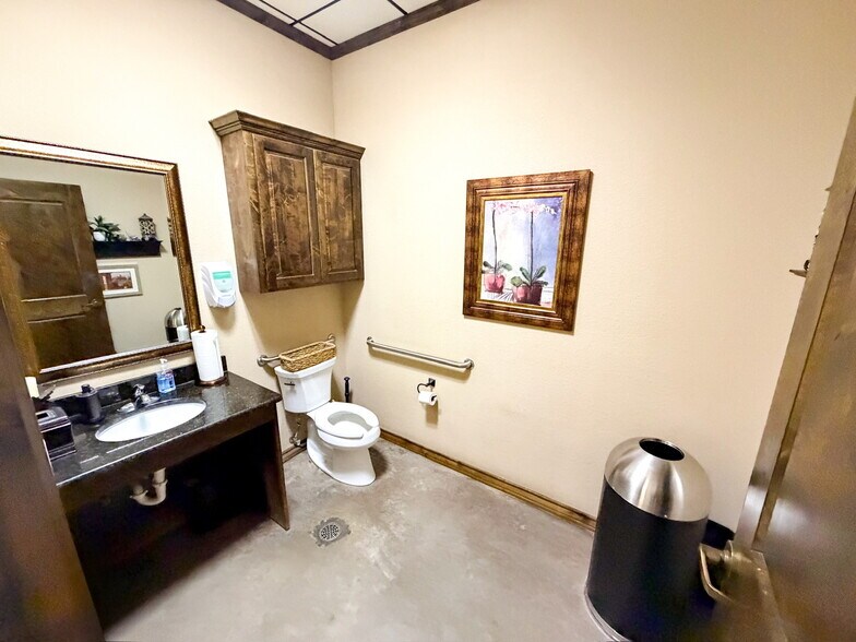More Photos Of 1010 S FM 1788, Midland Service For Lease