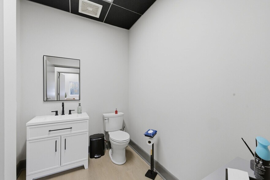 More Photos Of 142 S Cardigan Way, Mooresville Flex For Lease