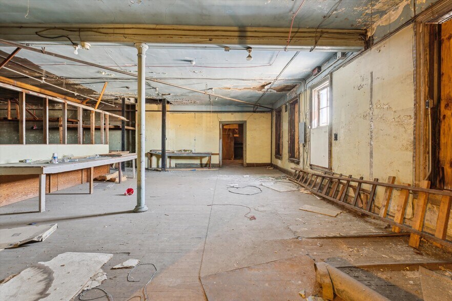 More Photos Of 711 Washington Ave, Bay City Medical For Sale