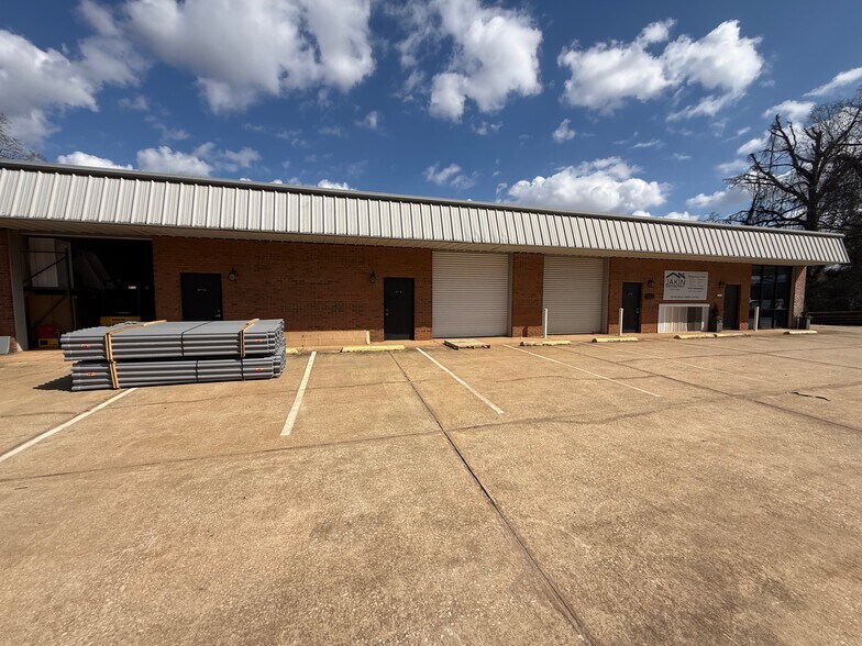 Primary Photo Of 1601 Spring Dr, Opelika Showroom For Lease