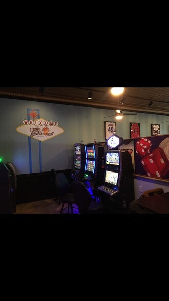 More Photos Of 152 E Main St, Dwight Bar For Lease