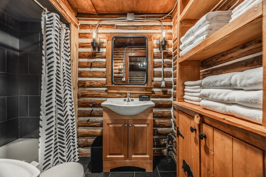 More Photos Of 631 N Silver St, Lake City Hotel For Sale