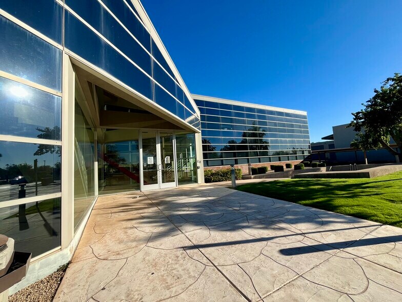 More Photos Of 7320 E Butherus Dr, Scottsdale Office For Lease