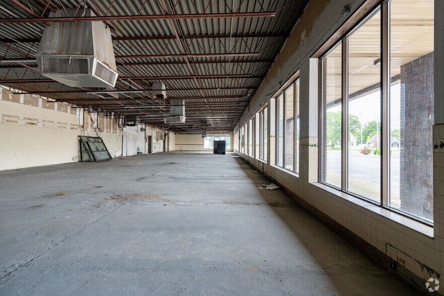 More Photos Of 11956-11972 N Saginaw St, Mount Morris General Retail For Sale