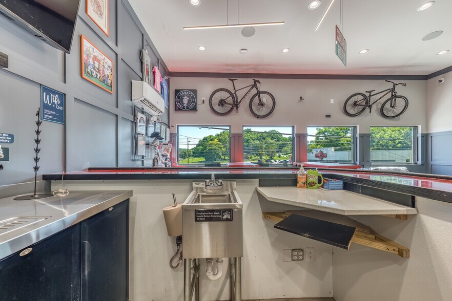 More Photos Of 640 E Maple St, Johnson City Bar For Sale