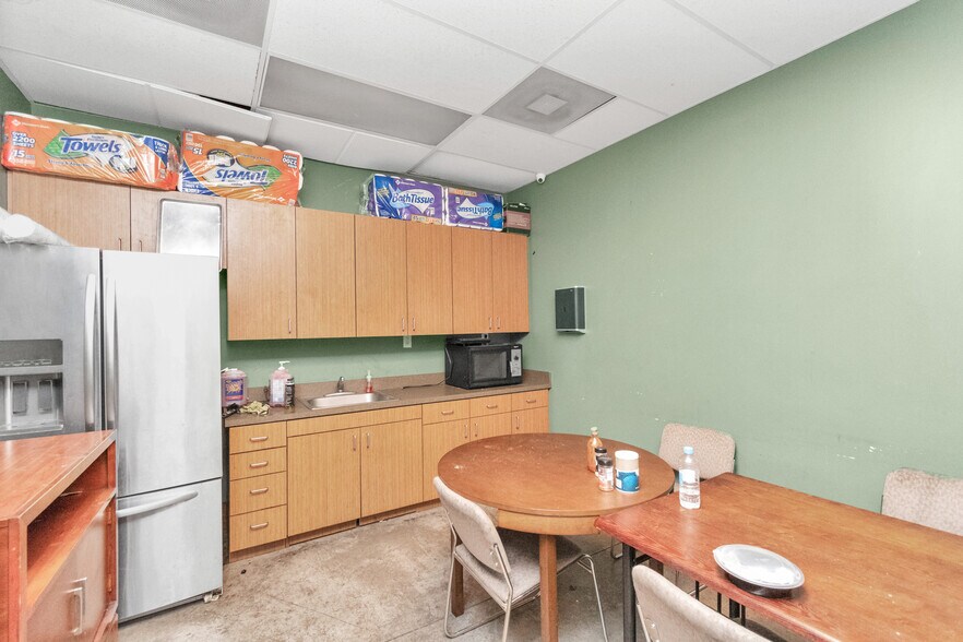More Photos Of 14902 N Fwy Service Rd, Houston Freestanding For Sale