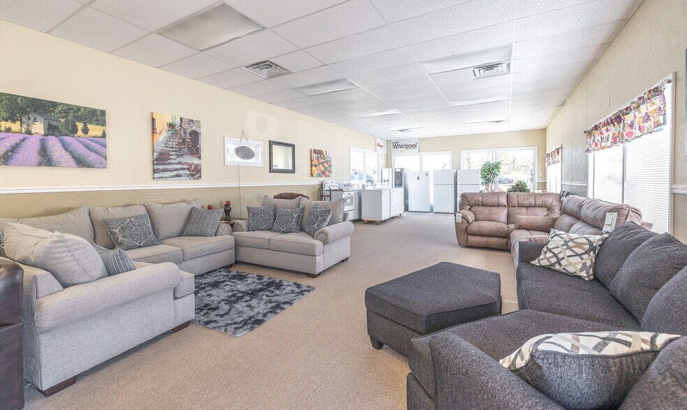 More Photos Of 329 N Jefferson St, Saint James Freestanding For Sale