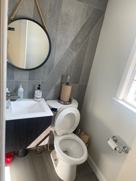 More Photos Of 484 N State Rt 17, Paramus Storefront Retail Office For Lease