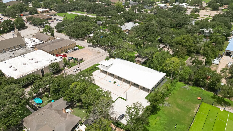More Photos Of 910 East Ave, Katy Showroom For Lease