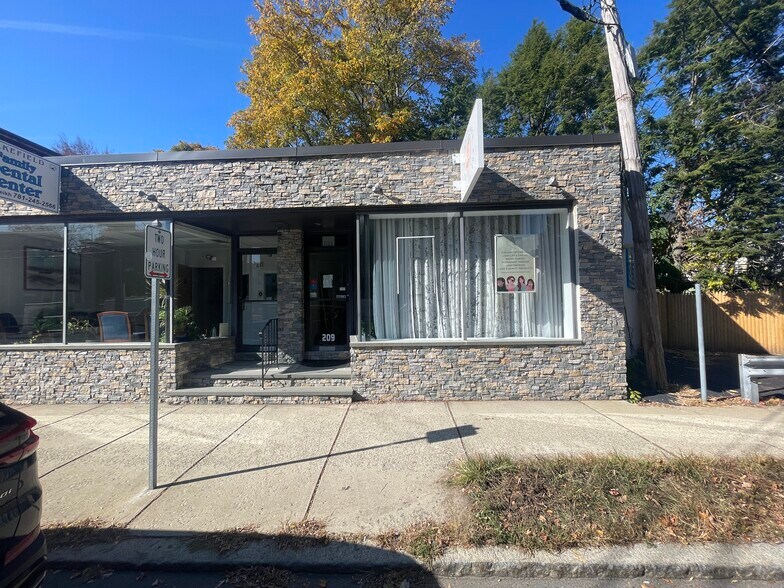 More Photos Of 209 Albion St, Wakefield Storefront For Lease