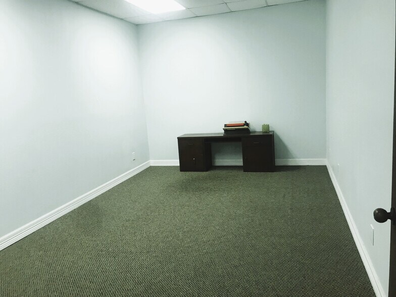 More Photos Of 12701 Executive Dr, Stafford Warehouse For Lease