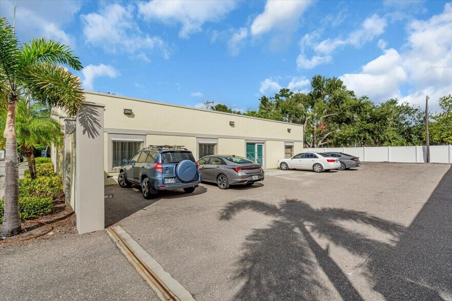 More Photos Of 417 8th St W, Bradenton Flex For Lease