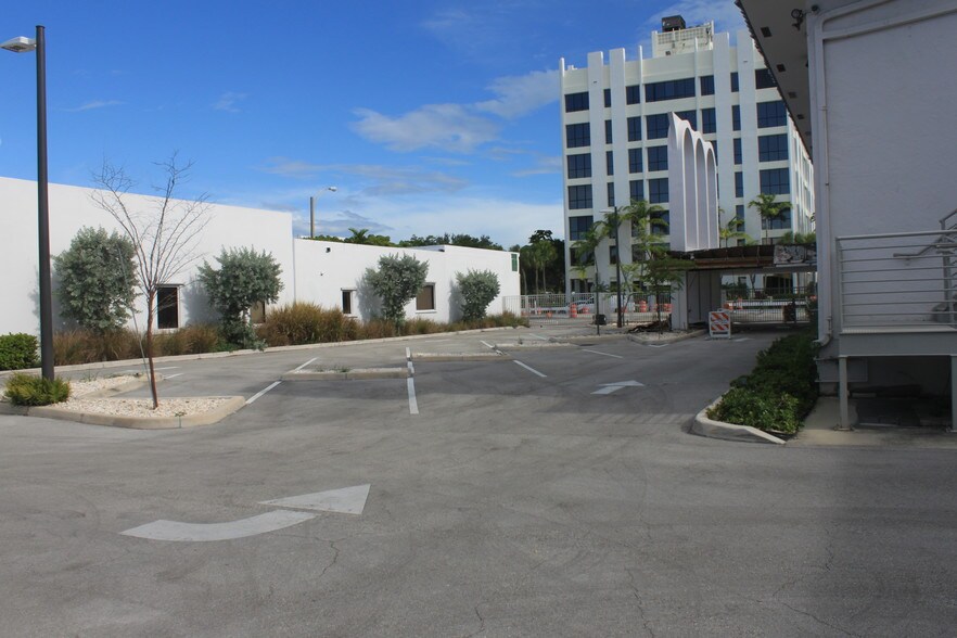 More Photos Of 2475 Hollywood Blvd, Hollywood Office For Lease