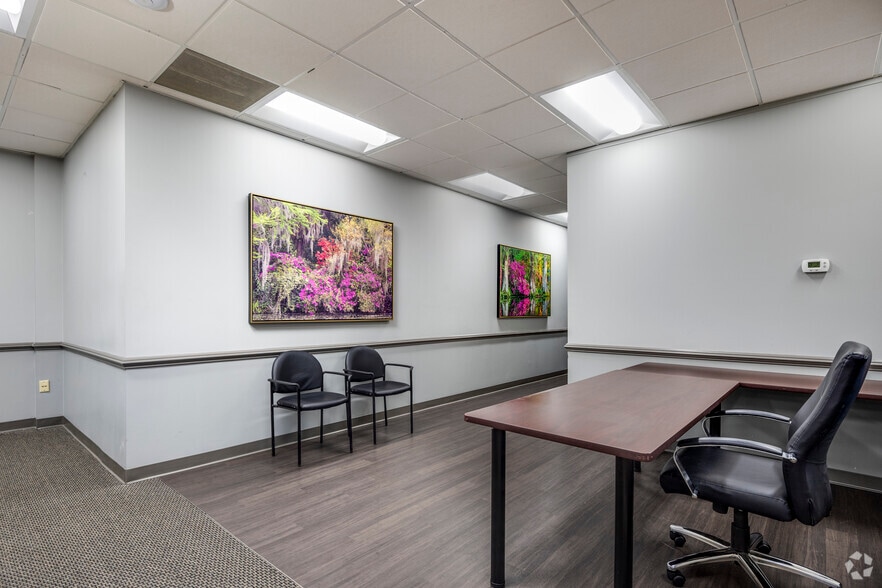 More Photos Of 220 Stoneridge Dr, Columbia Unknown For Lease