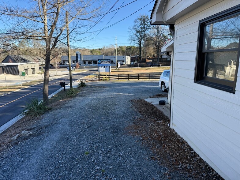 More Photos Of 770 Dobbs Rd, Woodstock Showroom For Lease