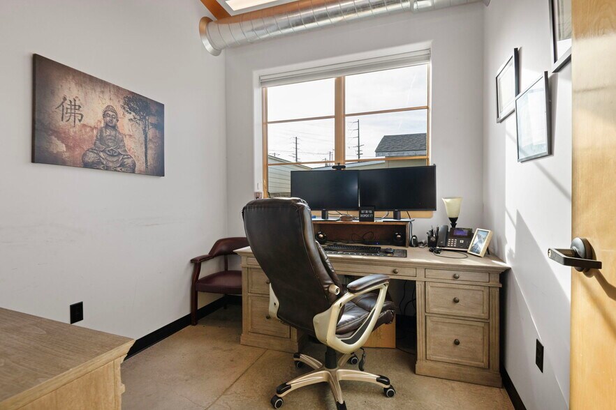 More Photos Of 544 SW 4th St, Redmond Office For Sale