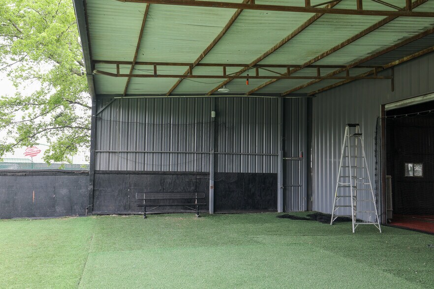 More Photos Of 415 Topeka Ave, Justin Industrial For Sale