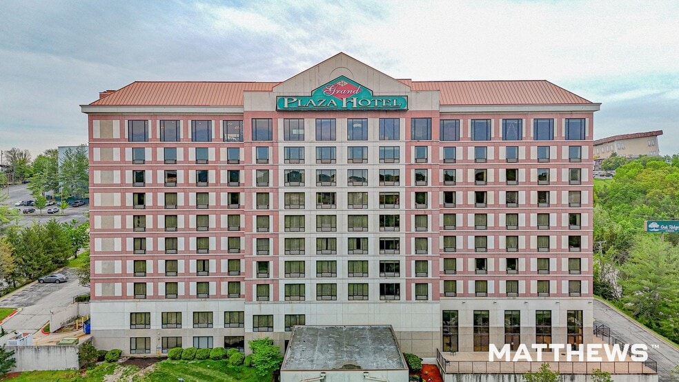 Primary Photo Of 245 N Wildwood Dr, Branson Hotel For Sale