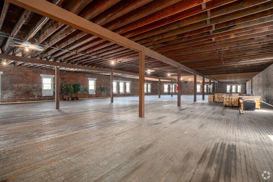 More Photos Of 2200 Glass St, Chattanooga Storefront Retail Residential For Sale