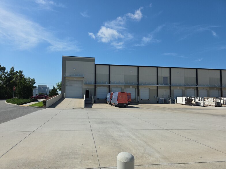 More Photos Of 1010 Crews Commerce Dr, Orlando Distribution For Lease