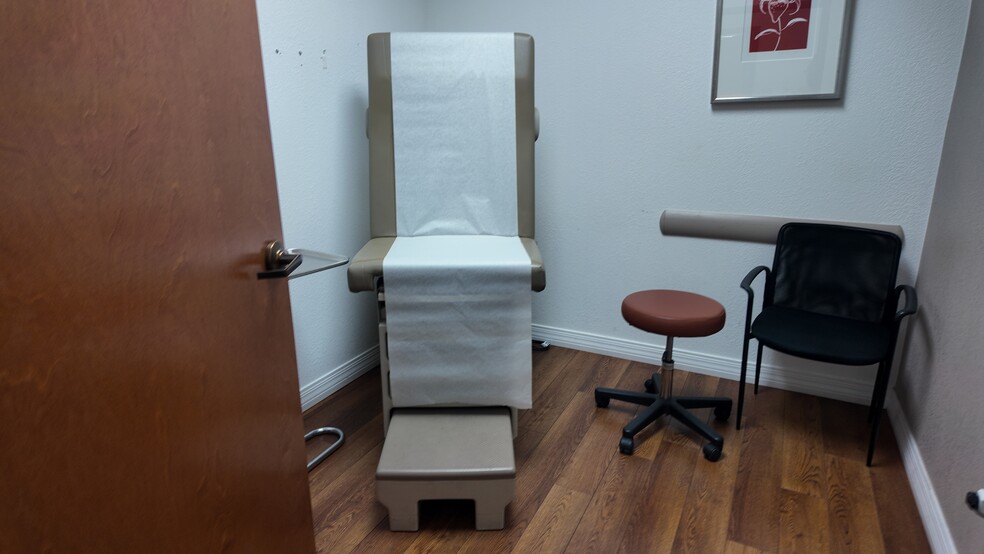 More Photos Of 9150 W Indian School Rd, Phoenix Medical For Sale