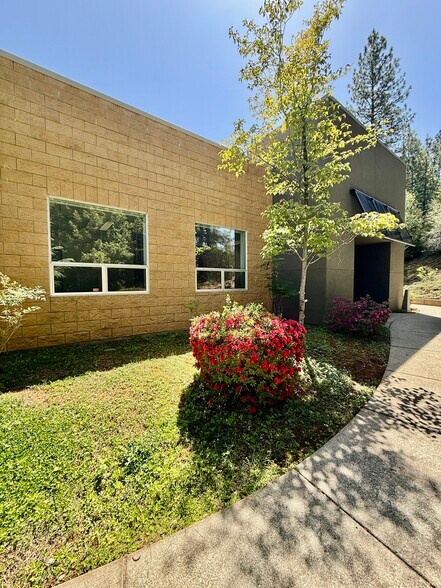 More Photos Of 333 Crown Point Cir, Grass Valley Office For Lease